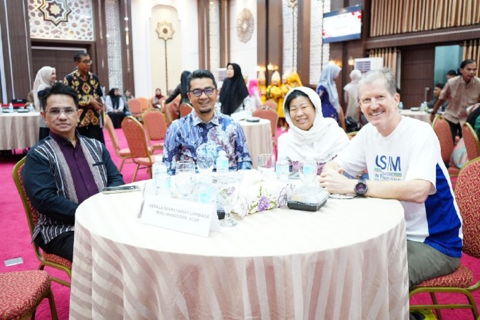 Kadisdik Aceh, Marthunis, S.T., D.E.A., menerima kunjungan Konsulat Jenderal Singapura di Medan bersama delegasi mahasiswa dari Ngee Ann Polytechnic, dalam upaya mempererat hubungan dan kolaborasi antara Singapura dan Aceh, Kamis 3 Juli 2025 (Foto:Dok.Disdik Aceh)