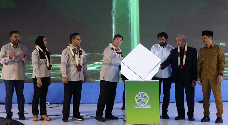 Wali nanggroe Aceh beserta gubernur Aceh dan Direktur utama Arsari group Hashim Sujono Djojohadikusumo dalam peresmian pabrik karet pertama di Aceh.Selasa,8/7/2025 (Foto:Dok.Humas Wali Nanggroe Aceh)