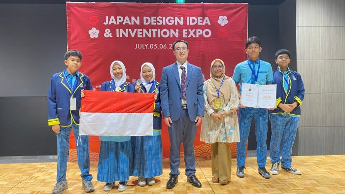 Tim dari SMAN 7 Banda Aceh terdiri atas lima siswa berbakat: Bunga Nayla Afra, Siti Shazia Hawra, Athllah Ramadhan Putra Syr, Muhammad Aizhiel, dan Muhammad Rasyad Rizqullah. Kelima siswa ini dibimbing oleh Fatmayani, S.Pd., dan didampingi oleh guru (Foto:Dok.Disdik Aceh)