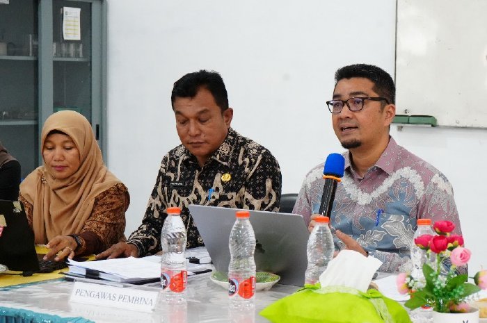 Kadisdik Aceh, Marthunis, S.T., D.E.A., didampingi Kabid Pembinaan SMA dan PKLK, Syarwan Joni, S.Pd., M.Pd., membuka kegiatan pembahasan Kurikulum Satuan Pendidikan (KSP) di SMA Negeri 1 Ingin Jaya, Aceh Besar. Rabu24/07/2025.(Foto:Ist)