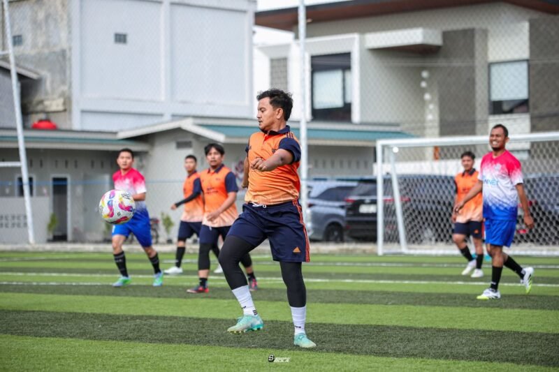 Irfan Habibi, salah satu pemain Tim Pewarta FC berupaya mendrible bola ketika melawan LAN Aceh di Turnamen HUT LAN RI di salah satu lapangan Mini Soccer di Banda Aceh.(Foto:Humas LAN RI).