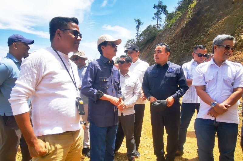 Anggota DPR Aceh dari dapil 1, Arif Fadillah meninjau langsung proyek jalan tembus yang menghubungkan Jantho - Lamno, Selasa 5/8/2025 (Foto:Dok.Ist)