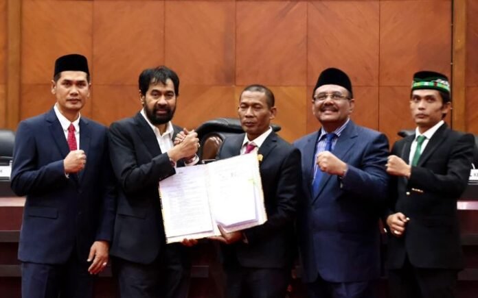DPR Aceh dan Pemerintah Aceh sepakati rancangan qanun RPJMA 2025-2029. (Ki-ka) Sekda Aceh M Nasir, Gubernur Aceh Muzakir Manaf, Ketua DPRA Zulfadhli, Wakil Ketua Ali Basrah, dan Wakil Ketua Salihin.Kamis 21/8/2025 (Foto: Dok.Ist)