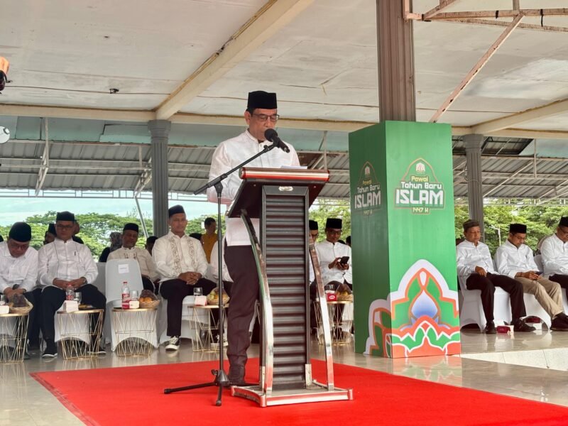 Asisten Administrasi Umum Sekda Aceh, Drs. Muhammad Diwarsyah, M.Si , mewakili Gubernur Aceh ,memberikan sambutan serta melepas Peserta Pawai Tahun Baru Islam 1447H,
Lapangan Blangpadang, Banda Aceh
03-08-2025. Foto ; Dok. Biro Adpim Setda Aceh