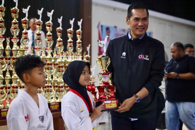 Plt Sekda Aceh, M. Nasir S.IP, MPA,  menutup sekligus menyerahkan piala untuk pemenang turnamen  Setda Aceh Taekwondo Championship 2025, di Bale Meuseuraya Aceh, Banda Aceh, Minggu, 3 /8/2025 (Foto:Dok.Biro Adpim Setda Aceh) 