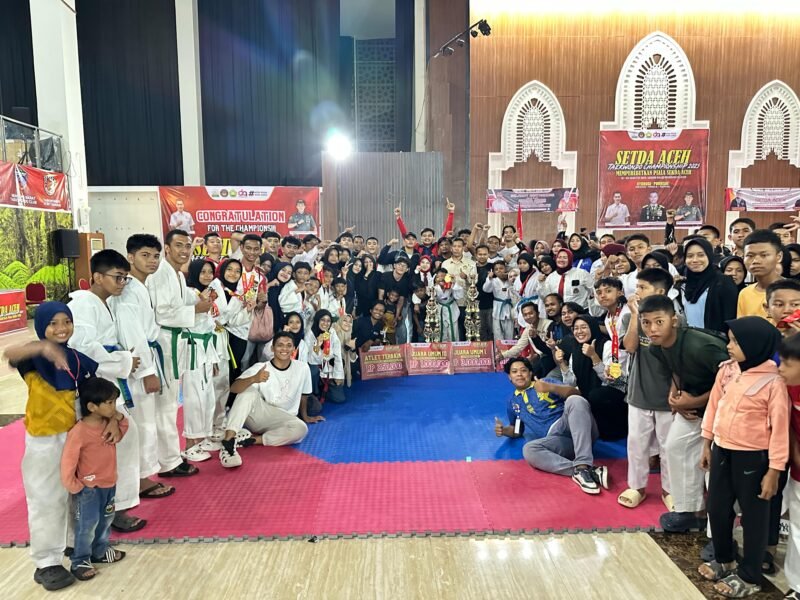 Atlit Taekwondo Aceh Besar menerima Penghargaan Juara di Balee Meuseuraya Aceh, Minggu (03/08/2025) malam.FOTO/PENGCAB TI ACEH BESAR