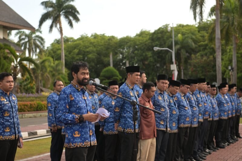 Gubernur Aceh Muzakir Manaf didampingi Sekda Aceh dan Sejumlah Kepala SKPA Menyerahkan SK PPPK secara simbolis pada Apel Pagi Setda Aceh, dihalaman Kantor Gubernur Aceh Banda Aceh,4/8/2025. Foto ; Dok. Biro Adpim Setda Aceh