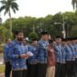 Gubernur Aceh Muzakir Manaf didampingi Sekda Aceh dan Sejumlah Kepala SKPA Menyerahkan SK PPPK secara simbolis pada Apel Pagi Setda Aceh, dihalaman Kantor Gubernur Aceh Banda Aceh,4/8/2025. Foto ; Dok. Biro Adpim Setda Aceh