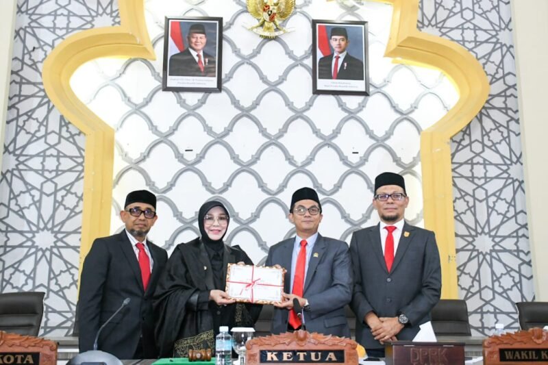 Wali kota Banda Aceh Illiza Sa'aduddin Menyerahkan dokumen RKUA - PPAS),Senin 4/8/2025 (Foto:Ist)