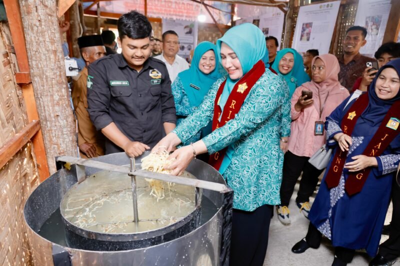 ACEH BESAR - Ketua TP PKK Aceh Marlina Usman, meresmikan Rumah Produksi Janeng Riting, di Gampong Riting Kecamatan Indrapuri, Senin (4/8/2025). Foto ; Dok. Biro Adpim Setda Aceh