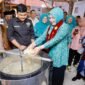 ACEH BESAR - Ketua TP PKK Aceh Marlina Usman, meresmikan Rumah Produksi Janeng Riting, di Gampong Riting Kecamatan Indrapuri, Senin (4/8/2025). Foto ; Dok. Biro Adpim Setda Aceh