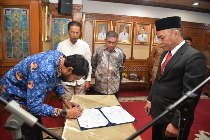 Gubernur Aceh, Muzakir Manaf, melantik T. Hendra Budiansyah sebagai Wakil Kepala BPKS Sabang Periode 2025-2030 diruang kerja Gubernur Aceh, Senin, 04/08/2025. Foto ; Dok. Biro Adpim Setda Aceh
