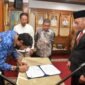 Gubernur Aceh, Muzakir Manaf, melantik T. Hendra Budiansyah sebagai Wakil Kepala BPKS Sabang Periode 2025-2030 diruang kerja Gubernur Aceh, Senin, 04/08/2025. Foto ; Dok. Biro Adpim Setda Aceh