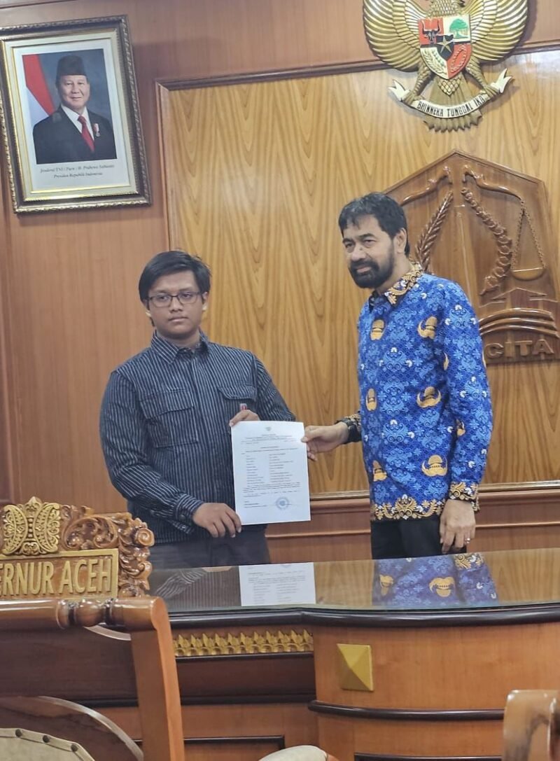 Gubernur Aceh Muzakir Manaf bersama Azam Falah Al-asyi  salah satu lulusan SMAN 10 Fajar Harapan yang akan melanjutkan pendidikan ke salah satu kampus tertua di rusia, Senin 4/8/2025 (Foto:Dok.Biro Adpim Setda Aceh) 