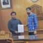 Gubernur Aceh Muzakir Manaf bersama Azam Falah Al-asyi  salah satu lulusan SMAN 10 Fajar Harapan yang akan melanjutkan pendidikan ke salah satu kampus tertua di rusia, Senin 4/8/2025 (Foto:Dok.Biro Adpim Setda Aceh) 