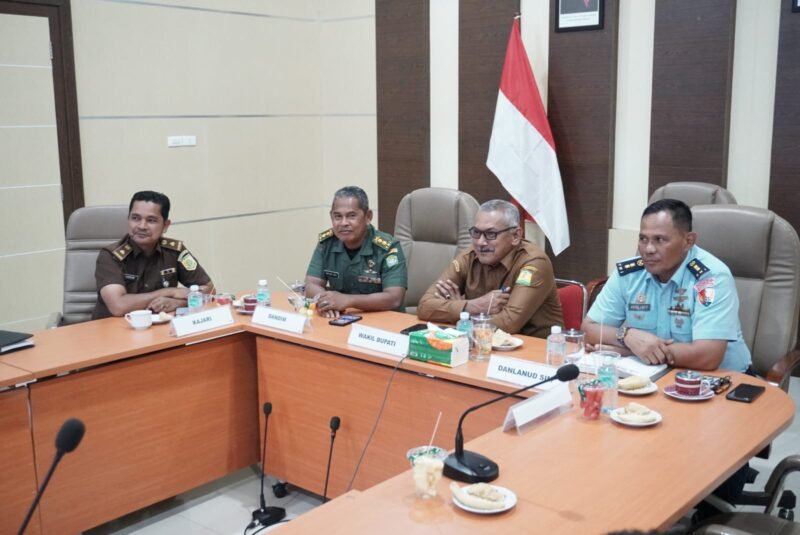 Kepala Badan Kesatuan Kebangsaan dan Politik (Kaban Kesbangpol) Sofian SH bersama unsur Forkopimda mengikuti Rakor secara virtual dengan Kemwndagri RI dari Ruang Rapat Kantor Bupati Aceh Besar, KOTA JANTHO, Senin (04/08/2025).FOTO/MC ACEH BESAR