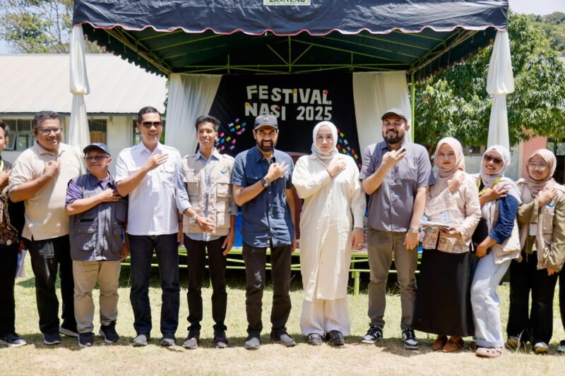 Gubernur Aceh, Muzakir Manaf, secara resmi menutup program Kuliah Kerja Nyata Pembelajaran Pemberdayaan Masyarakat (KKN PPM) Universitas Gadjah Mada (UGM) di Gampong Alue Riyeung, Pulau Nasi, Kecamatan Pulo Aceh, Kabupaten Aceh Besar, Selasa (5/8/2025).Dalam kegiatan tersebut, Gubernur didampingi Ketua Tim Penggerak PKK Aceh, Marlina Muzakir; Pelaksana Tugas Sekretaris Daerah Aceh, M. Nasir Syamaun; serta sejumlah pimpinan Satuan Kerja Perangkat Aceh (SKPA). Foto ; Dok. Biro Adpim Setda Aceh