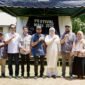 Gubernur Aceh, Muzakir Manaf, secara resmi menutup program Kuliah Kerja Nyata Pembelajaran Pemberdayaan Masyarakat (KKN PPM) Universitas Gadjah Mada (UGM) di Gampong Alue Riyeung, Pulau Nasi, Kecamatan Pulo Aceh, Kabupaten Aceh Besar, Selasa (5/8/2025).Dalam kegiatan tersebut, Gubernur didampingi Ketua Tim Penggerak PKK Aceh, Marlina Muzakir; Pelaksana Tugas Sekretaris Daerah Aceh, M. Nasir Syamaun; serta sejumlah pimpinan Satuan Kerja Perangkat Aceh (SKPA). Foto ; Dok. Biro Adpim Setda Aceh
