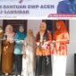 Plt. Ketua DWP Aceh, Ny. Malahayati M. Nasir, menyerahkan bantuan rumah sangat sederhana kepada Ibu Samsidar, warga Gampong Panton Makmur, Aceh Jaya.
Selasa 5 Agustus 2025. Foto ; Dok. Biro Adpim Setda Aceh