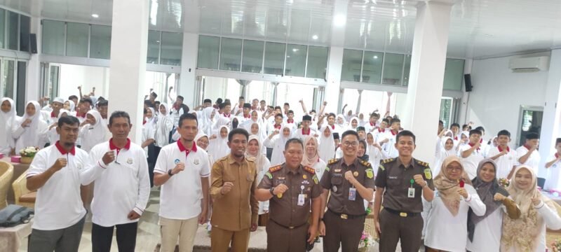 Kajari Aceh Besar, Jemmy Novian Tirayudi, S.H., M.H., M.Si dan Plt Kadisdikbud Aceh Besar, Dr Agus Jumaidi MPd serta jajaran foto bersama usai kerjasama jaksa masuk sekolah, berlangsung di Gedung Dekranasda Aceh Besar, Selasa (5/8/2025).FOTO/ DISDIKBUD ACEH BESAR