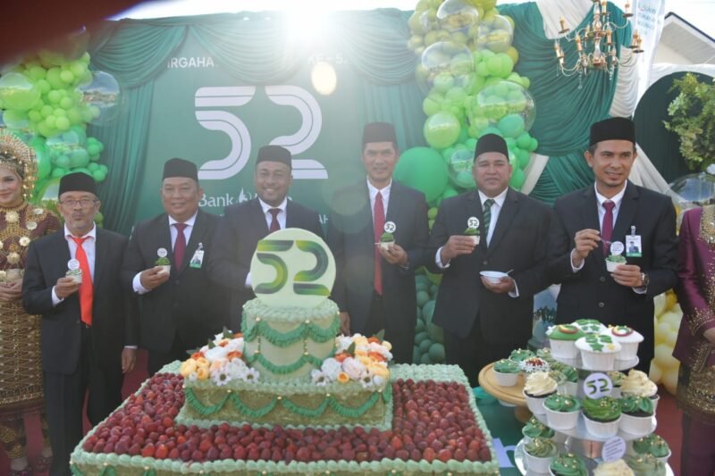 Plt. Sekda Aceh, M. Nasir menyerahkan santunan kepada anak yatim pada Peringatan Hari Ulang Tahun (HUT) Bank Aceh ke-52 