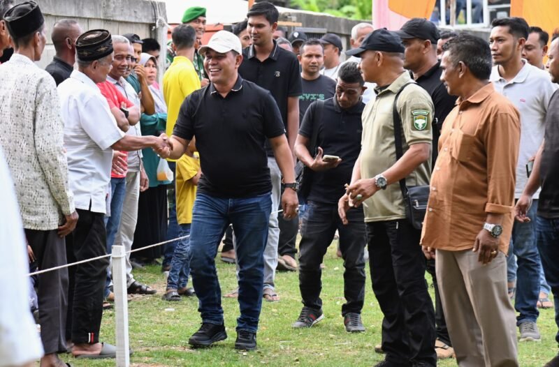 Bupati Aceh Besar, H Syech Muharram Idris bersalaman dengan masyarakat saat tiba di Turnamen HUT ke 61 Persalam di Lapangan Bola Lam Cot, Kecamatan Darul Imarah, Aceh Besar, Rabu (06/08/2025. FOTO/MC ACEH BESAR