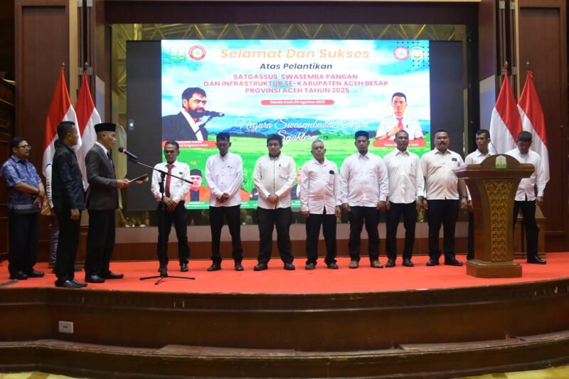 Prosesi pengambilan sumpah jabatan dan pelantikan Satgassus Swasembada Pangan tingkat kecamatan se-Kabupaten Aceh Besar, yang dipandu oleh Ketua Satgassus Pangan Aceh Hasbi ST, di Anjong Mon Mata, Pendopo Gubernur Aceh, Kota Banda Aceh, Rabu (6/8/2025). FOTO/ MC ACEH BESAR