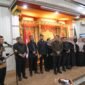 Wakil Gubernur Aceh, Fadhlullah, secara resmi mengukuhkan jajaran Pengurus Aceh Australian Alumni (AAA) untuk periode 2025–2028. Acara pengukuhan berlangsung di Rumah Dinas Wakil Gubernur Aceh, kawasan Blang Padang, Banda Aceh, pada Rabu malam, 6 Agustus 2025.(Foto:Dok.Biro Adpim Setda Aceh) 