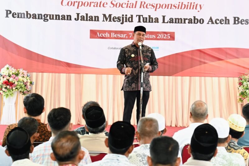 Bupati Aceh Besar, H Syech Muharram Idris memberi sambutan pada acara Launching Program Pembangunan Jalan Masjid Tuha, Gampong Lamrabo, Kecamatan Kuta Baro, Aceh Besar, Kamis (07/08/2025). FOTO/MC ACEH BESAR