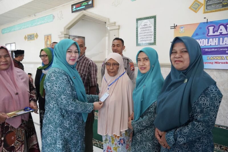 Ketua TP-PKK Aceh Besar, Hj. Rita Mayasari, meluncurkan Sekolah Lansia Bungong Meulu di Meunasah Gampong Miruek Lamreudeup, Kecamatan Baitussalam, Aceh Besar, Jum’at (8/8/2025). FOTO/MC ACEH BESAR