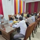 Wakil Bupati Aceh Besar Drs H Syukri A Jalil memimpin rapat koordinasi tentang PAD dalam rangka penyusunan rencana kerja tahun 2026, di Gedung Dekranasda Gampong Gani, Kecamatan Ingin Jaya, Aceh Besar, Jumat (8/8/2025).FOTO/ MC ACEH BESAR