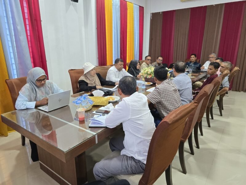 Wakil Bupati Aceh Besar Drs H Syukri A Jalil memimpin rapat koordinasi tentang PAD dalam rangka penyusunan rencana kerja tahun 2026, di Gedung Dekranasda Gampong Gani, Kecamatan Ingin Jaya, Aceh Besar, Jumat (8/8/2025).FOTO/ MC ACEH BESAR