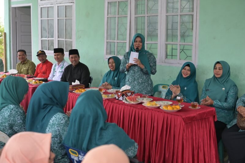Ketua Staf Ahli  TP PKK Aceh, Mukaramah didampingi Bupati Aceh Tengah, Ketua TP PKK Aceh Tengah melakukan pembinaan  Gammawar didesa Blang Gele kec. Beneran Aceh tengah, 8/8/2025.(Foto:Dok.Biro Adpim Setda Aceh) 