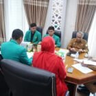 Wakil Bupati Aceh Besar Drs. H. Syukri A Jalil didampingi Asisten I Sekdakab Farhan AP menerima audiensi dari Dekan dan mahasiswa Universitas Syiah Kuala (USK), di Ruang Kerja Wakil Bupati, Kota Jantho, Aceh Besar, Senin (11/08/2025). FOTO/MC ACEH BESAR