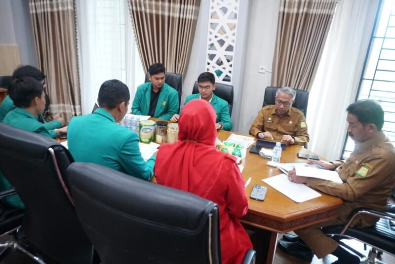 Wakil Bupati Aceh Besar Drs. H. Syukri A Jalil didampingi Asisten I Sekdakab Farhan AP menerima audiensi dari Dekan dan mahasiswa Universitas Syiah Kuala (USK), di Ruang Kerja Wakil Bupati, Kota Jantho, Aceh Besar, Senin (11/08/2025). FOTO/MC ACEH BESAR