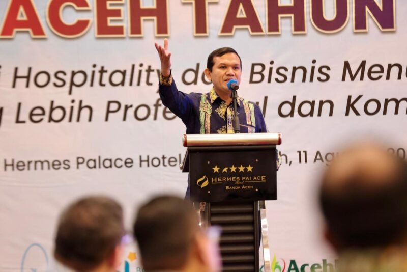 Wakil Gubernur Aceh, Fadhlullah, S.E., memberi sambutan sekaligus menutup  Musda II Perhimpunan Hotel dan Restoran Indonesia BPD Aceh tahun 2025, di Hotel Hermes Palace, Senin, (11/8/2025). Foto; Dok. Biro Adpim Setda Aceh