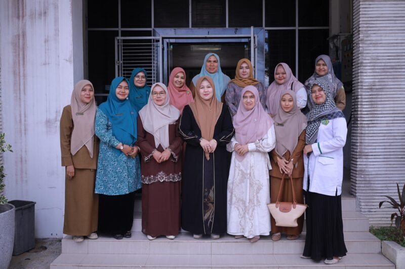 Ketua TP-PKK Aceh Besar, Hj. Rita Mayasari, didampingi Wakil Ketua TP-PKK, Hj. Nurul Fazli, S.Ag, foto bersama dengan pengurus IPI Aceh Besar di Gedung Dekranasda Aceh Besar, Kecamatan Ingin Jaya, Selasa (12/8/2025). FOTO/MC ACEH BESAR