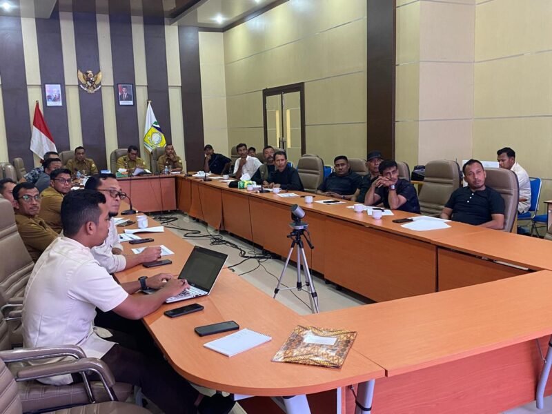 Sekda Aceh Besar Bahrul Jamis S.Sos M.Si memimpin Rapat Koordinasi Pelaksanaan Pengawasan Liquefied Petroleum Gas (LPG) bersama lintas sektor terkait di Aula Drs. Sanusi Wahab Kantor Bupati Aceh Besar, Kota Jantho, Selasa (12/08/2025). FOTO/PROKOPIM ACEH BESAR