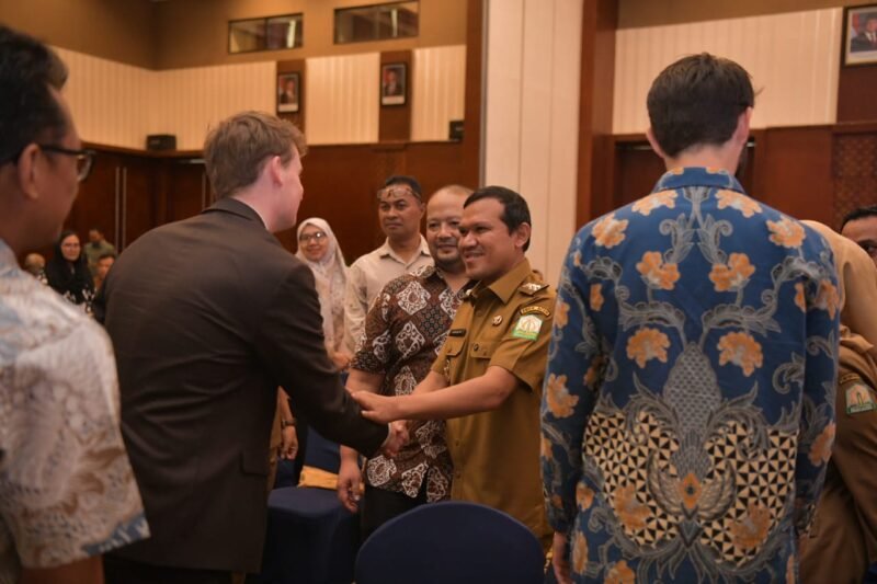 Wagub Aceh, Fadhlullah, SE membuka seminar Internasional mengembangkan dan melindungi ekonomi kelapa sawit, perbaikan tata kelola serta rantai pasok dengan para NGO, Perusahaan, Bupati/Walikota di Hermes Palace Hotel, Selasa, 12/08/2025.(Foto:Dok.Biro Adpim Setda Aceh) 