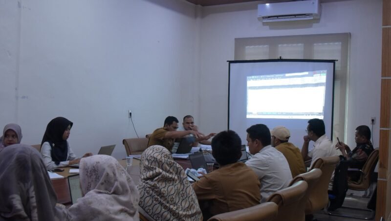 Perwakilan Organisasi Perangkat Daerah sedang mematangkan dan memfinalisasi dokumen perencanaan strategis pembangunan daerah di di Aula Bappeda Aceh Besar, Kota Jantho, Selasa (12/08/2025). FOTO/MC ACEH BESAR