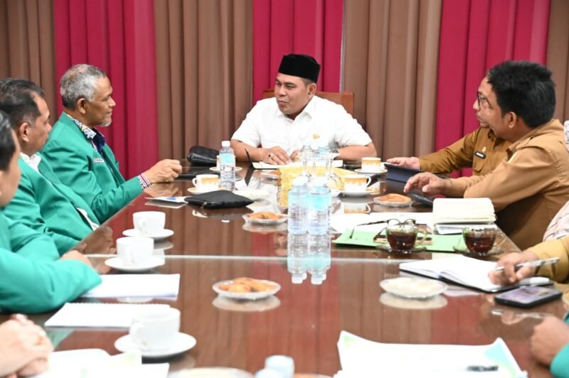 Bupati Aceh Besar, H Syech Muharram Idris menyambut Audiensi dengan para Dekan USK terkait Rencana Pengabdian Masyarakat di Gedung Dekranasda, Gampong Gani, Kecamatan Ingin Jaya, Aceh Besar, Selasa (12/08/2025).FOTO/MC ACEH BESAR