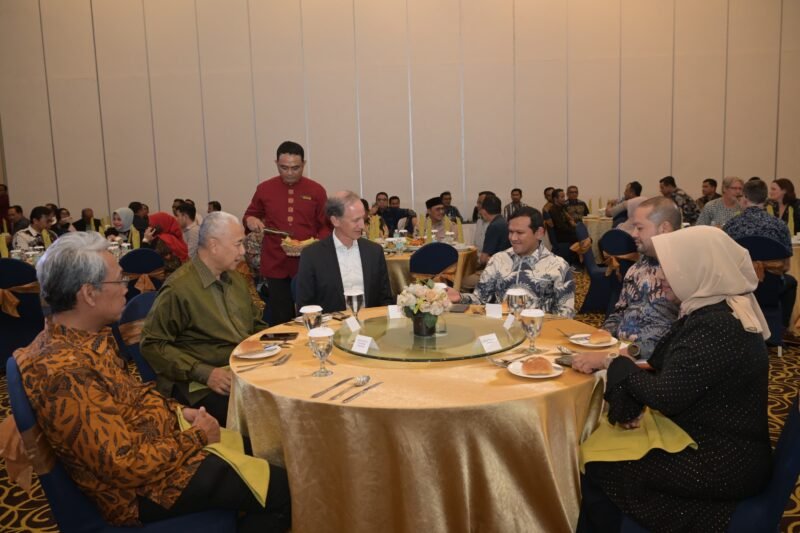 Wakil Gubernur Aceh, Fadhlullah, menghadiri jamuan makan malam bersama koalisi kemitraan kelapa sawit berkelanjutan Aceh, di Hotel Hermes Palace, Selasa, (12/8/2025). Foto ; Dok. Biro Adpim Setda Aceh