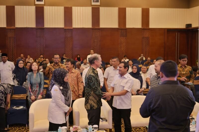 Wakil Gubernur Aceh, Fadhlullah memberikan sambutan pada peluncuran dan deklarasi kemitraan kelapa sawit berkelanjutan Aceh di hotel hermes, Banda Aceh, (13/8/3025). Foto; Dok. Biro Adpim Setda Aceh