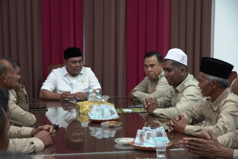 Bupati Aceh Besar Muharram Idris menerima audiensi Pengurus DPD Tani Merdeka Aceh Besar di Dekranasda, Gani, Ingin Jaya, Selasa (12/08/2025). FOTO/MC ACEH BESAR