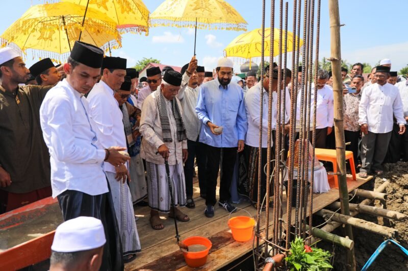 Gubernur Aceh Muzakir Manaf atau Mualem meletakkan batu pertama pembangunan Masjid Baitut Taqwa di Gampong Matang Tunong, Kecamatan Lapang, Kabupaten Aceh Utara, Rabu 13/8/2025 (Foto:Dok.Biro Adpim Setda Aceh) 