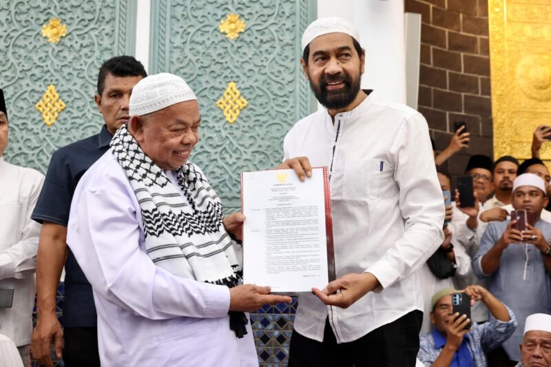 Gubernur Aceh, Muzakir Manaf, mengukuhkan Tgk. H. Muhammad Ali Bin Tgk. H. Abdul Muthaleb (Abu Paya Pasi) sebagai Imam Besar Masjid Raya Baiturrahman Banda Aceh, di MRB Rabu, 13/8/2025 (Foto:Dok.Biro Adpim Setda Aceh) 