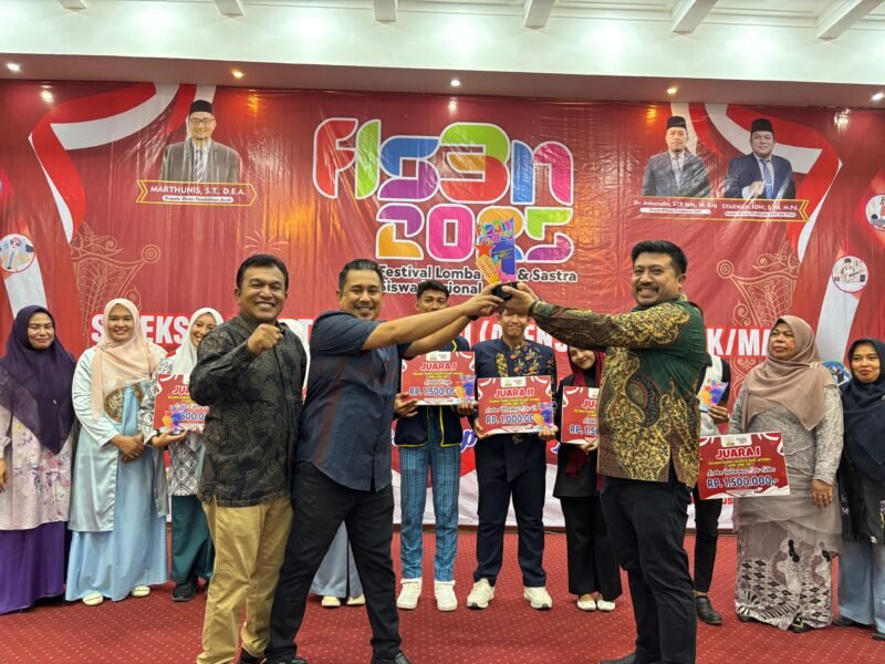 Sekretaris Dinas Pendidikan Aceh, Sabri, S STP., M.SP didampingi Kepala Bidang SMA dan PKLK, Syarwan Joni, S.Pd., M.Pd menyerahkan trofi juara umum pada pemenang pada malam penutupan ATENSI 2025. Foto ; Dok. Disdik Aceh