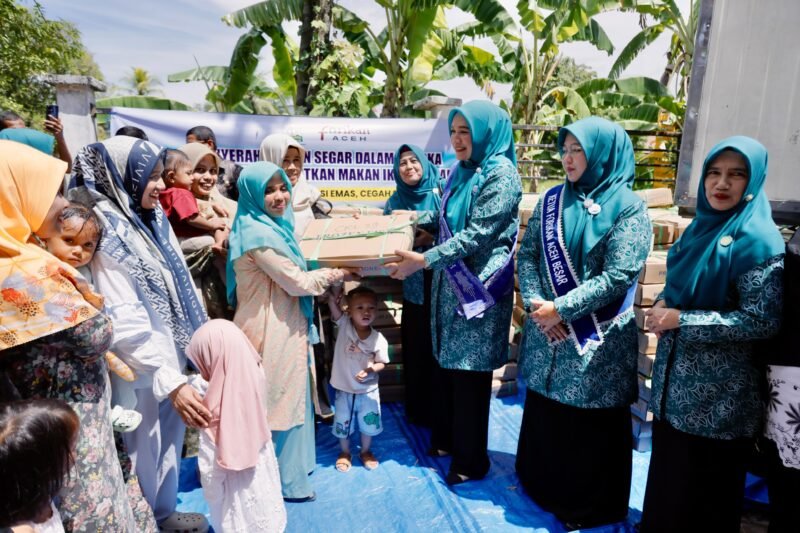 Ketua Forum Peningkatan Konsumsi Ikan (Forikan) Aceh Marlina Usman, membagikan 5,4 ton ikan secara simbolis kepada warga, di halaman Kantor Camat Montasik, Kamis 14/8/2025 (Foto:Dok.Biro Adpim Setda Aceh)
