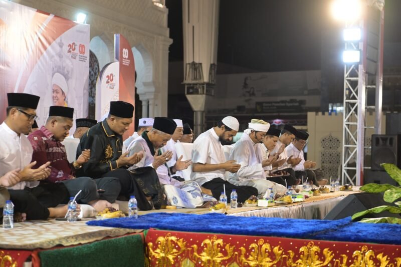 Gubernur Aceh Muzakir Manaf bersama Wakil Gubernur Fadhlullah menghadiri kegiatan Zikir dan Doa bersama di Masjid Raya Baiturrahman, Kamis malam (14/8/2025), dalam rangka memperingati 20 tahun Damai Aceh. Foto ; Dok. Biro Adpim Setda Aceh