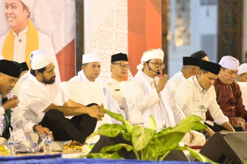 Staf Ahli bidang keistimewaan Aceh, SDM dan Kerja sama, Bupati Aceh Besar, Adi Darma SPd MPd, mengikuti Zikir dan Doa bersama di Masjid Raya Baiturrahman, Kamis malam (14/8/2025),FOTO/MC ACEH BESAR